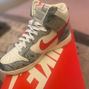 Wmn Nike Dunk High